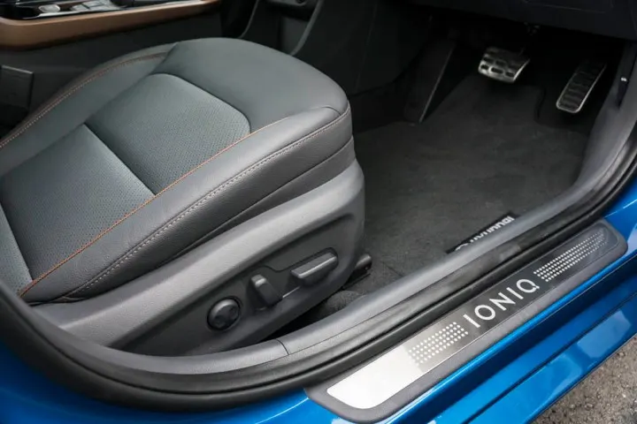 2016-Hyundai-Ioniq-192.jpg