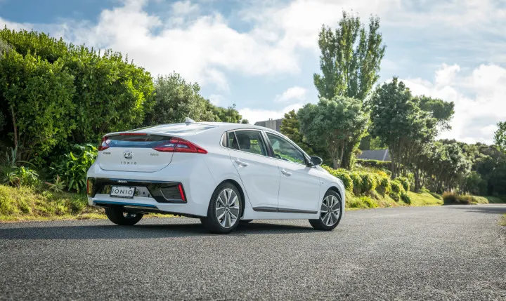 2017-Hyundai-Ioniq-Hybrid-24-Edit(1)
