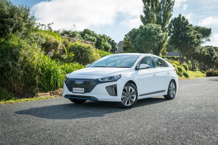 2017-Hyundai-Ioniq-Hybrid-28-Edit