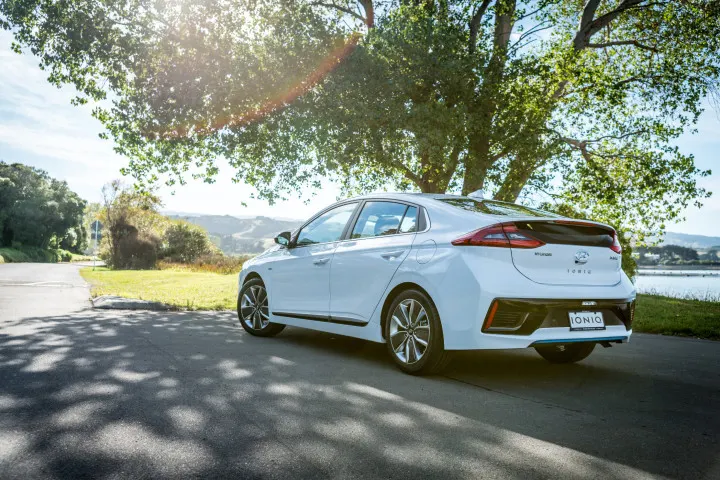 2017-Hyundai-Ioniq-Hybrid-40-Edit