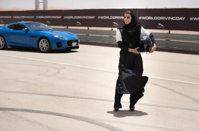 HISTORIC_DAY_MARKED_BY_FEMALE_RACING_DRIVER_1.jpg